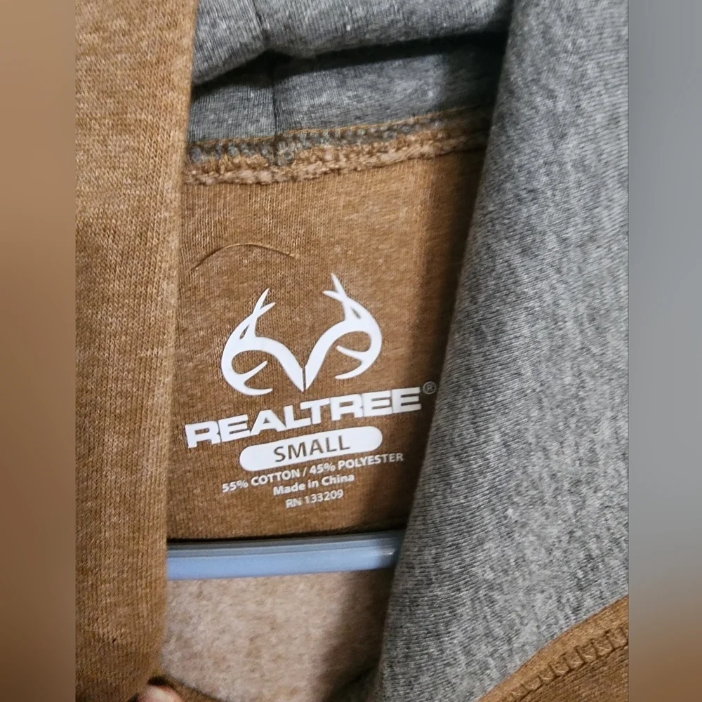 🤴🦌🇺🇸 NWT Realtree torn camo flag sweatshirt in size Small